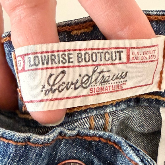 Levi's Women's Flared Jeans in Blue Wash - Picture 7 of 9